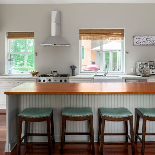 Bright, functional, and stylish - this kitchen has everything you need, whether you’re cooking up brunch or pouring a glass of wine.