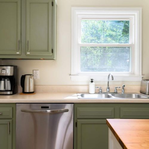 Start your morning with a fresh brew and enjoy the easy flow from kitchen to dining - ideal for laid-back meals or dinner with friends.