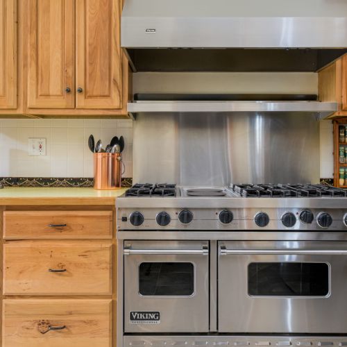 A chef’s dream, right at home — this Viking range is ready for everything from simple suppers to showstopper dinners.