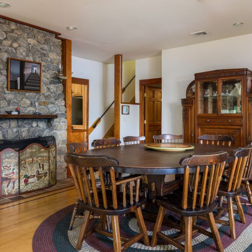 Made for memorable meals — this spacious dining table is perfect for everything from family dinners to lakeside brunches.