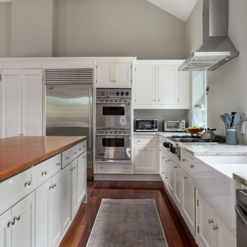 Fully stocked and ready for your favorite recipes - this kitchen makes it easy to feel right at home.