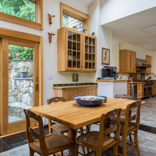 Cook, gather, connect — this fully equipped kitchen is made for easy breakfasts, shared meals, and late-night snacks.