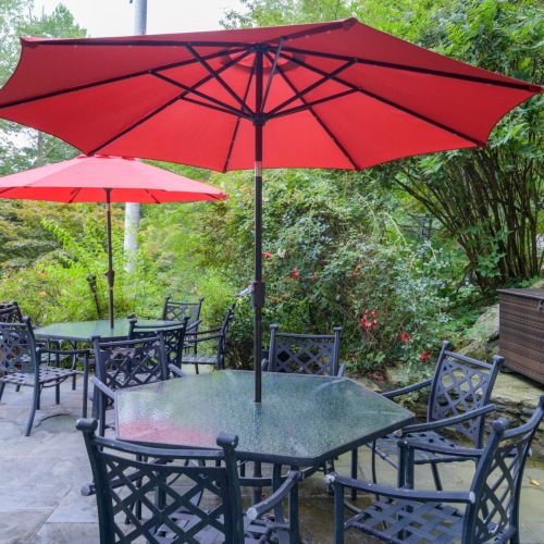 Whether it’s burgers or morning coffee, dining outdoors is effortless with plenty of seating and a breezy lakeside vibe.